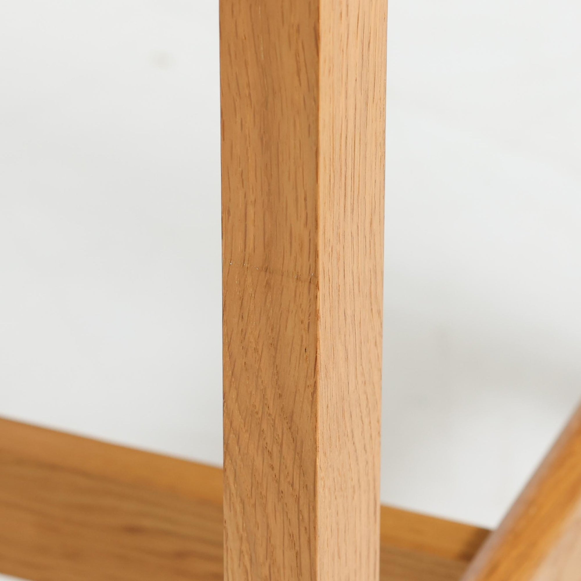 Hans J. Wegner（ハンス・J・ウェグナー）デザイン、Getama（ゲタマ）製GE156のオーク材片袖デスクです。幅125cmのゆとりある天板に、右側へ浮かぶように設けられた2段の片袖収納を組み合わせた、ウェグナーらしい端正な構造美が際立つ一台。無垢感のあるオークの木肌と軽快なフレーム構成が空間に明るく上質な印象をもたらし、書斎やホームオフィスはもちろん、ショップのワークテーブルとしても美しく映えます。引き出しは書類や文具を整理しやすく、下段には鍵付きで実用性も良好。名作椅子とも調和する洗練された佇まいと、北欧ビンテージならではの希少性が魅力のデスクです。