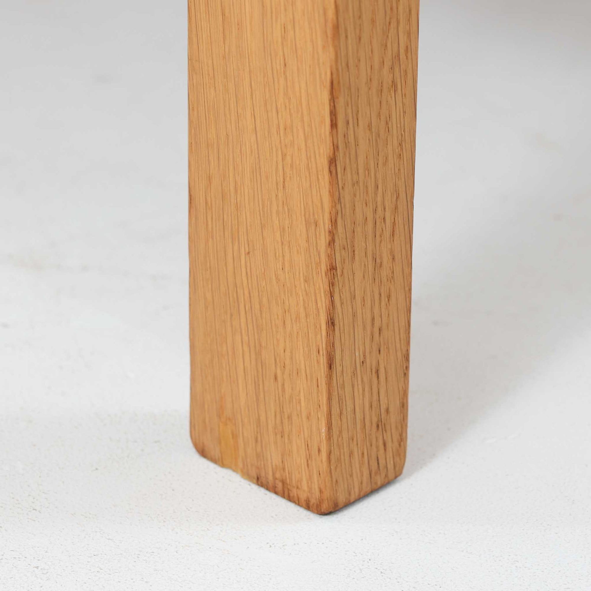 Hans J. Wegner（ハンス・J・ウェグナー）デザイン、Getama（ゲタマ）製GE156のオーク材片袖デスクです。幅125cmのゆとりある天板に、右側へ浮かぶように設けられた2段の片袖収納を組み合わせた、ウェグナーらしい端正な構造美が際立つ一台。無垢感のあるオークの木肌と軽快なフレーム構成が空間に明るく上質な印象をもたらし、書斎やホームオフィスはもちろん、ショップのワークテーブルとしても美しく映えます。引き出しは書類や文具を整理しやすく、下段には鍵付きで実用性も良好。名作椅子とも調和する洗練された佇まいと、北欧ビンテージならではの希少性が魅力のデスクです。