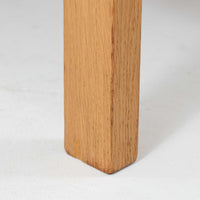 Hans J. Wegner（ハンス・J・ウェグナー）デザイン、Getama（ゲタマ）製GE156のオーク材片袖デスクです。幅125cmのゆとりある天板に、右側へ浮かぶように設けられた2段の片袖収納を組み合わせた、ウェグナーらしい端正な構造美が際立つ一台。無垢感のあるオークの木肌と軽快なフレーム構成が空間に明るく上質な印象をもたらし、書斎やホームオフィスはもちろん、ショップのワークテーブルとしても美しく映えます。引き出しは書類や文具を整理しやすく、下段には鍵付きで実用性も良好。名作椅子とも調和する洗練された佇まいと、北欧ビンテージならではの希少性が魅力のデスクです。