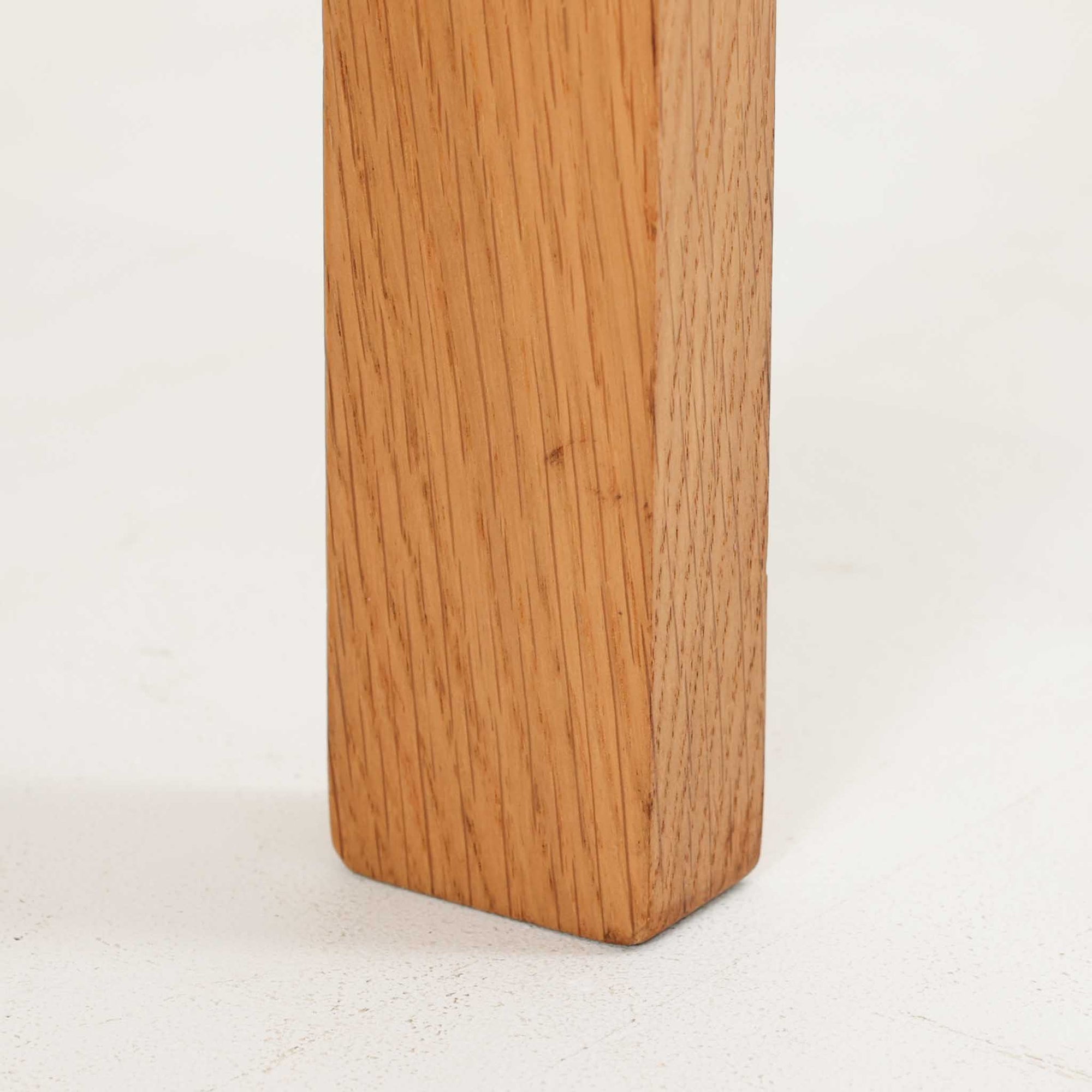 Hans J. Wegner（ハンス・J・ウェグナー）デザイン、Getama（ゲタマ）製GE156のオーク材片袖デスクです。幅125cmのゆとりある天板に、右側へ浮かぶように設けられた2段の片袖収納を組み合わせた、ウェグナーらしい端正な構造美が際立つ一台。無垢感のあるオークの木肌と軽快なフレーム構成が空間に明るく上質な印象をもたらし、書斎やホームオフィスはもちろん、ショップのワークテーブルとしても美しく映えます。引き出しは書類や文具を整理しやすく、下段には鍵付きで実用性も良好。名作椅子とも調和する洗練された佇まいと、北欧ビンテージならではの希少性が魅力のデスクです。