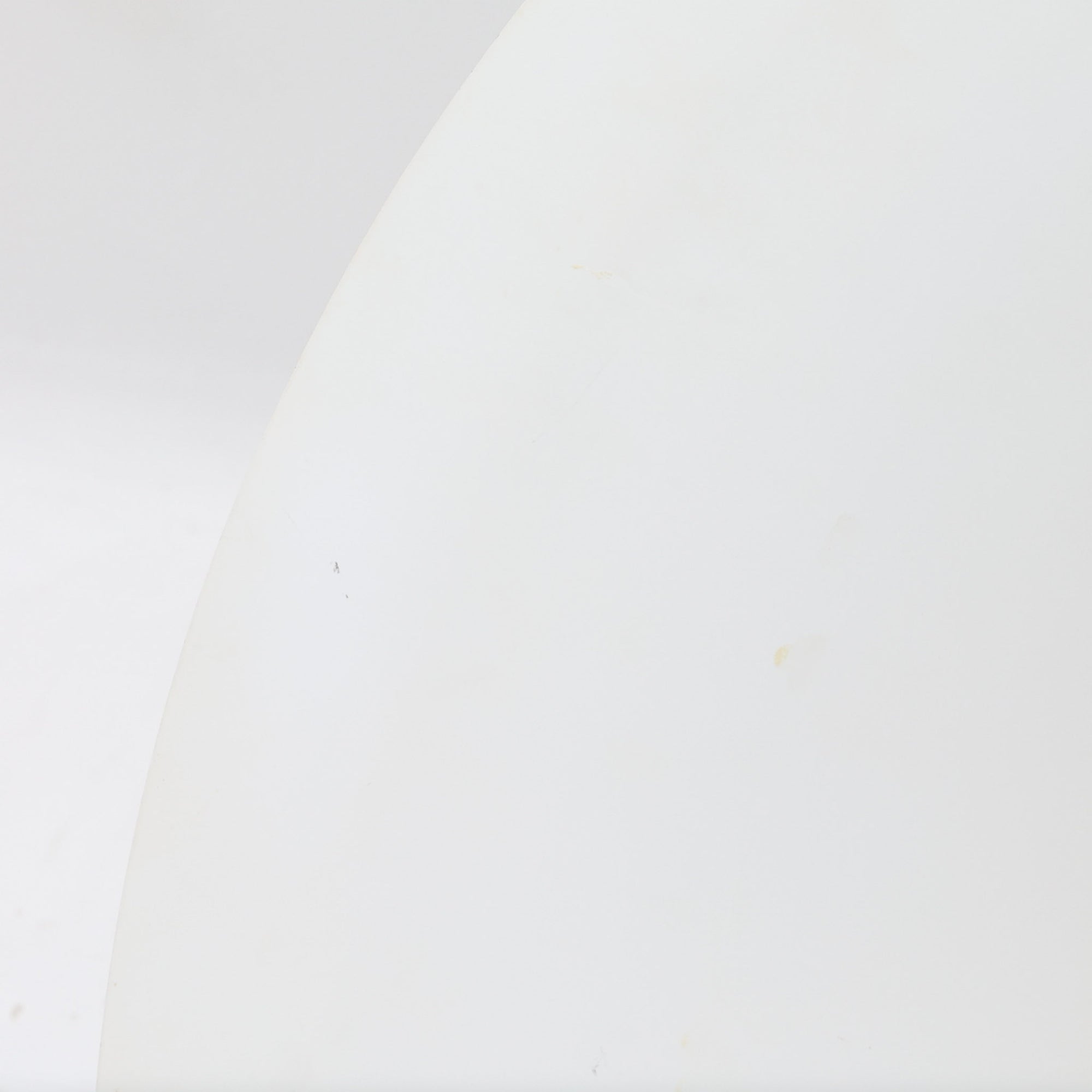 Claus BonderupとTorsten Thorupがデザインした「Semi」ペンダントライトは、デンマークの名門Fog &amp; Morupより発表された北欧照明を代表する名作です。スチールを用いたシャープで美しい曲線フォルムが特徴で、直径70cmの存在感あるサイズが空間の主役として映えます。広がるシェード形状により効率よく光を拡散し、ダイニングテーブルやラウンジ空間を上質な雰囲気に演出します。ミニマルな造形美と優れた機能性を兼ね備えた、北欧ビンテージならではの魅力あふれる一灯です。