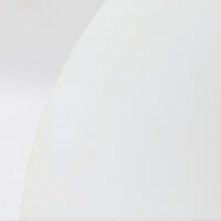 Claus BonderupとTorsten Thorupがデザインした「Semi」ペンダントライトは、デンマークの名門Fog & Morupより発表された北欧照明を代表する名作です。スチールを用いたシャープで美しい曲線フォルムが特徴で、直径70cmの存在感あるサイズが空間の主役として映えます。広がるシェード形状により効率よく光を拡散し、ダイニングテーブルやラウンジ空間を上質な雰囲気に演出します。ミニマルな造形美と優れた機能性を兼ね備えた、北欧ビンテージならではの魅力あふれる一灯です。