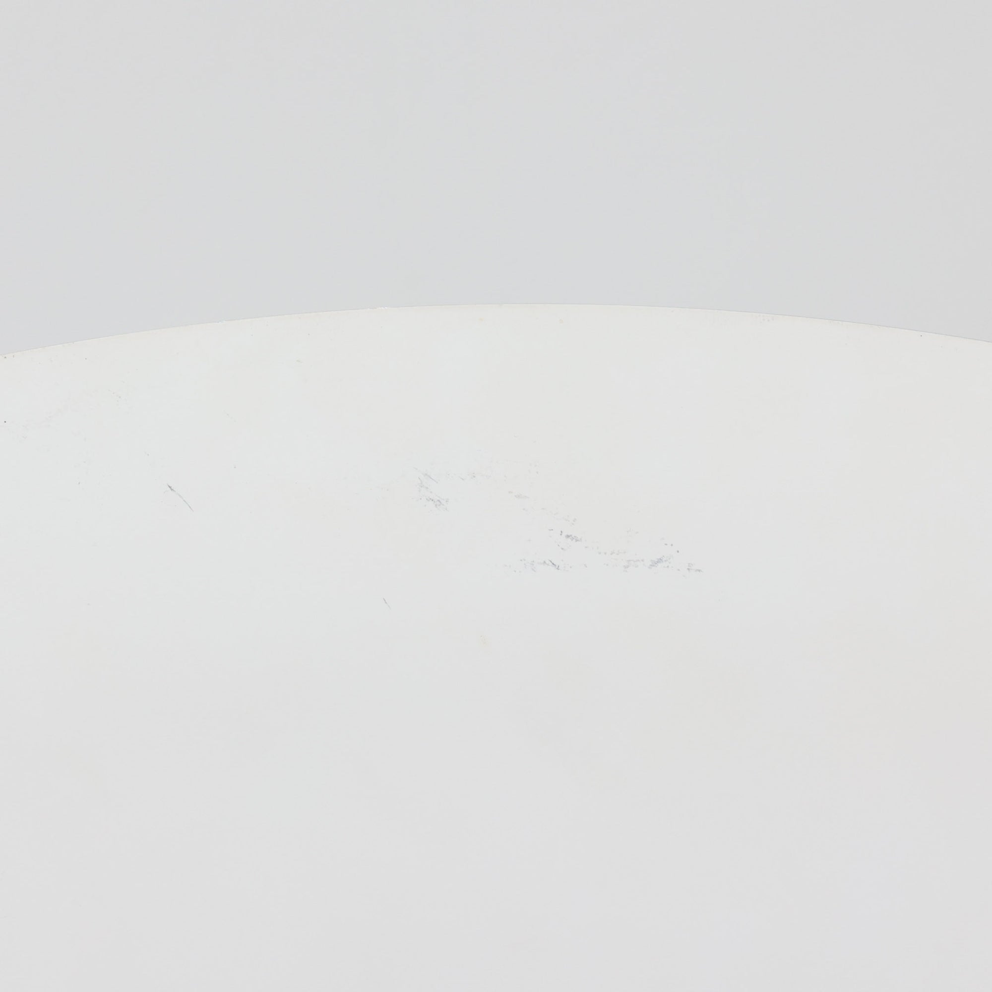 Claus BonderupとTorsten Thorupがデザインした「Semi」ペンダントライトは、デンマークの名門Fog &amp; Morupより発表された北欧照明を代表する名作です。スチールを用いたシャープで美しい曲線フォルムが特徴で、直径70cmの存在感あるサイズが空間の主役として映えます。広がるシェード形状により効率よく光を拡散し、ダイニングテーブルやラウンジ空間を上質な雰囲気に演出します。ミニマルな造形美と優れた機能性を兼ね備えた、北欧ビンテージならではの魅力あふれる一灯です。