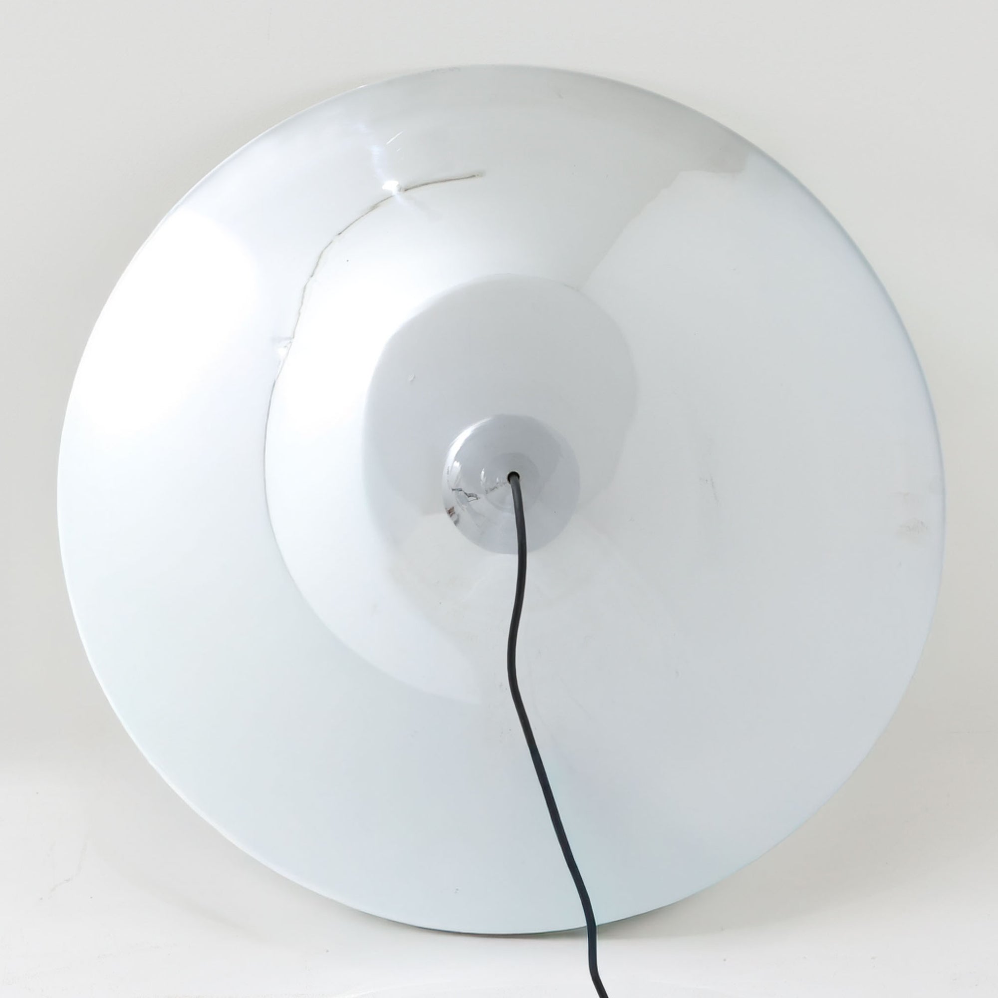 Claus BonderupとTorsten Thorupがデザインした「Semi」ペンダントライトは、デンマークの名門Fog &amp; Morupより発表された北欧照明を代表する名作です。スチールを用いたシャープで美しい曲線フォルムが特徴で、直径70cmの存在感あるサイズが空間の主役として映えます。広がるシェード形状により効率よく光を拡散し、ダイニングテーブルやラウンジ空間を上質な雰囲気に演出します。ミニマルな造形美と優れた機能性を兼ね備えた、北欧ビンテージならではの魅力あふれる一灯です。