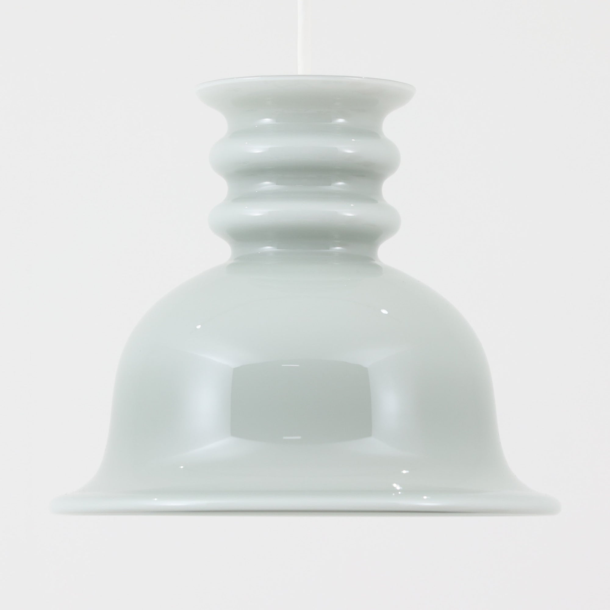 北欧より買い付けた、Holmgaard社製(現Royal Copenhagen)ビンテージランプです。「Kropendel」シリーズです。シリーズ名の「Kropendel」は、「命の源」を意味し、まさにその名の通り、空間に生命力を吹き込むような魅力を持っています。このシリーズは、Holmegaardならではの厚みのある高品質なオパールガラスが使用されており、職人によってひとつひとつ手作業で仕上げられています。光を受けて美しく反射するガラスの質感と、シンプルでありながら存在感のあるデザインが、どんな空間にも調和します。