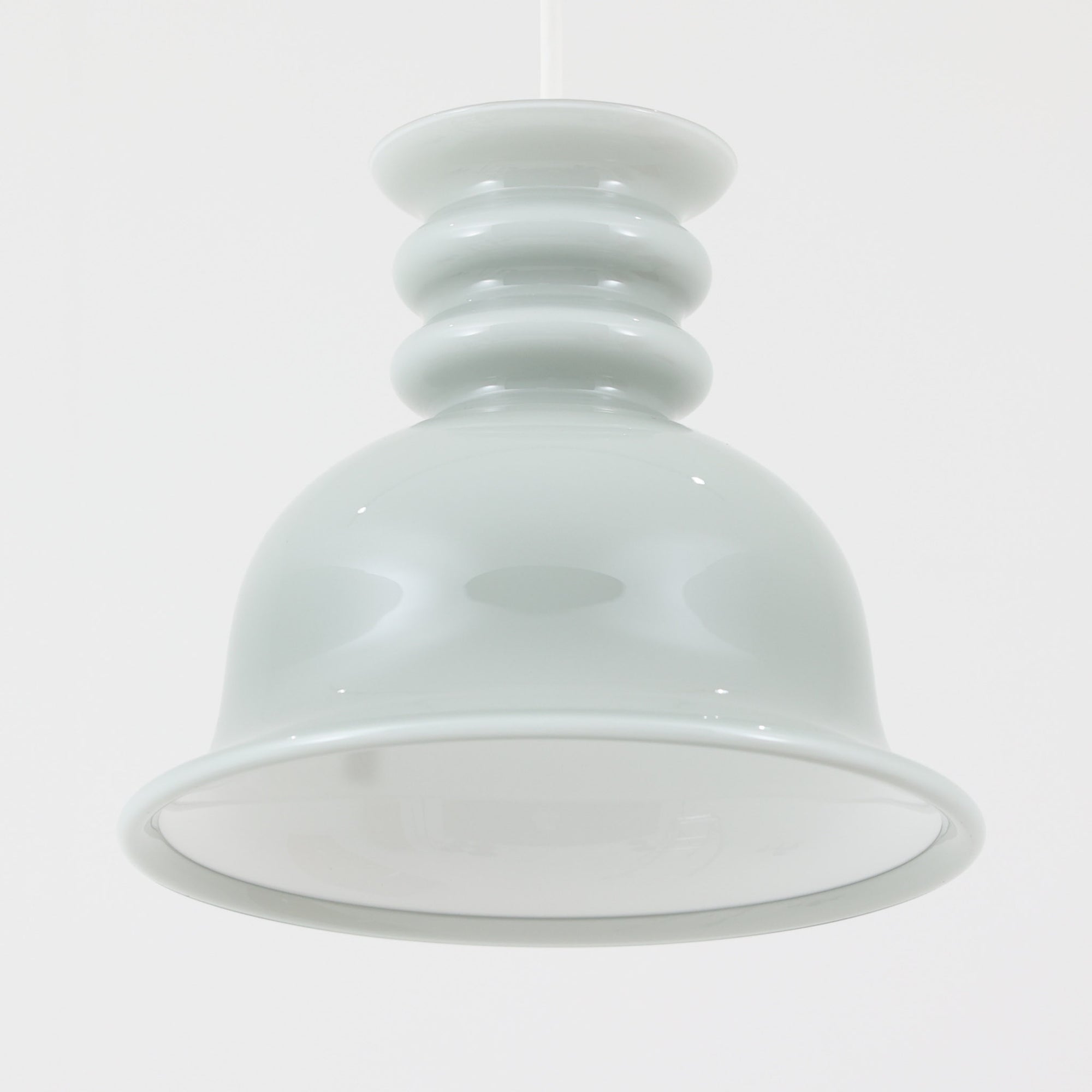 北欧より買い付けた、Holmgaard社製(現Royal Copenhagen)ビンテージランプです。「Kropendel」シリーズです。シリーズ名の「Kropendel」は、「命の源」を意味し、まさにその名の通り、空間に生命力を吹き込むような魅力を持っています。このシリーズは、Holmegaardならではの厚みのある高品質なオパールガラスが使用されており、職人によってひとつひとつ手作業で仕上げられています。光を受けて美しく反射するガラスの質感と、シンプルでありながら存在感のあるデザインが、どんな空間にも調和します。