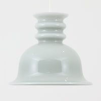 北欧より買い付けた、Holmgaard社製(現Royal Copenhagen)ビンテージランプです。「Kropendel」シリーズです。シリーズ名の「Kropendel」は、「命の源」を意味し、まさにその名の通り、空間に生命力を吹き込むような魅力を持っています。このシリーズは、Holmegaardならではの厚みのある高品質なオパールガラスが使用されており、職人によってひとつひとつ手作業で仕上げられています。光を受けて美しく反射するガラスの質感と、シンプルでありながら存在感のあるデザインが、どんな空間にも調和します。