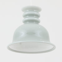 北欧より買い付けた、Holmgaard社製(現Royal Copenhagen)ビンテージランプです。「Kropendel」シリーズです。シリーズ名の「Kropendel」は、「命の源」を意味し、まさにその名の通り、空間に生命力を吹き込むような魅力を持っています。このシリーズは、Holmegaardならではの厚みのある高品質なオパールガラスが使用されており、職人によってひとつひとつ手作業で仕上げられています。光を受けて美しく反射するガラスの質感と、シンプルでありながら存在感のあるデザインが、どんな空間にも調和します。