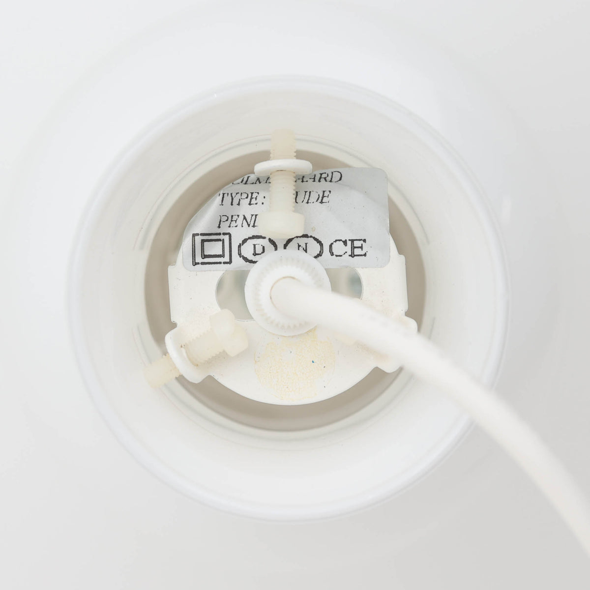 Holmegaardの「Etude」、Michael Bangによるデザインのデンマーク製ビンテージペンダントライトです。ガラスならではの滑らかな曲線を描くシェードは、中央のふくらみから裾へ大きく広がる優美なフォルムが印象的。乳白色のガラスが光を柔らかく透過し、点灯時には温かく穏やかな明かりが空間に広がります。存在感があり、ダイニングの主照明にもおすすめ。繊細なガラス造形に北欧ビンテージならではの美しさを感じられる一灯です。