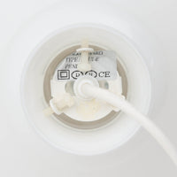 Holmegaardの「Etude」、Michael Bangによるデザインのデンマーク製ビンテージペンダントライトです。ガラスならではの滑らかな曲線を描くシェードは、中央のふくらみから裾へ大きく広がる優美なフォルムが印象的。乳白色のガラスが光を柔らかく透過し、点灯時には温かく穏やかな明かりが空間に広がります。存在感があり、ダイニングの主照明にもおすすめ。繊細なガラス造形に北欧ビンテージならではの美しさを感じられる一灯です。