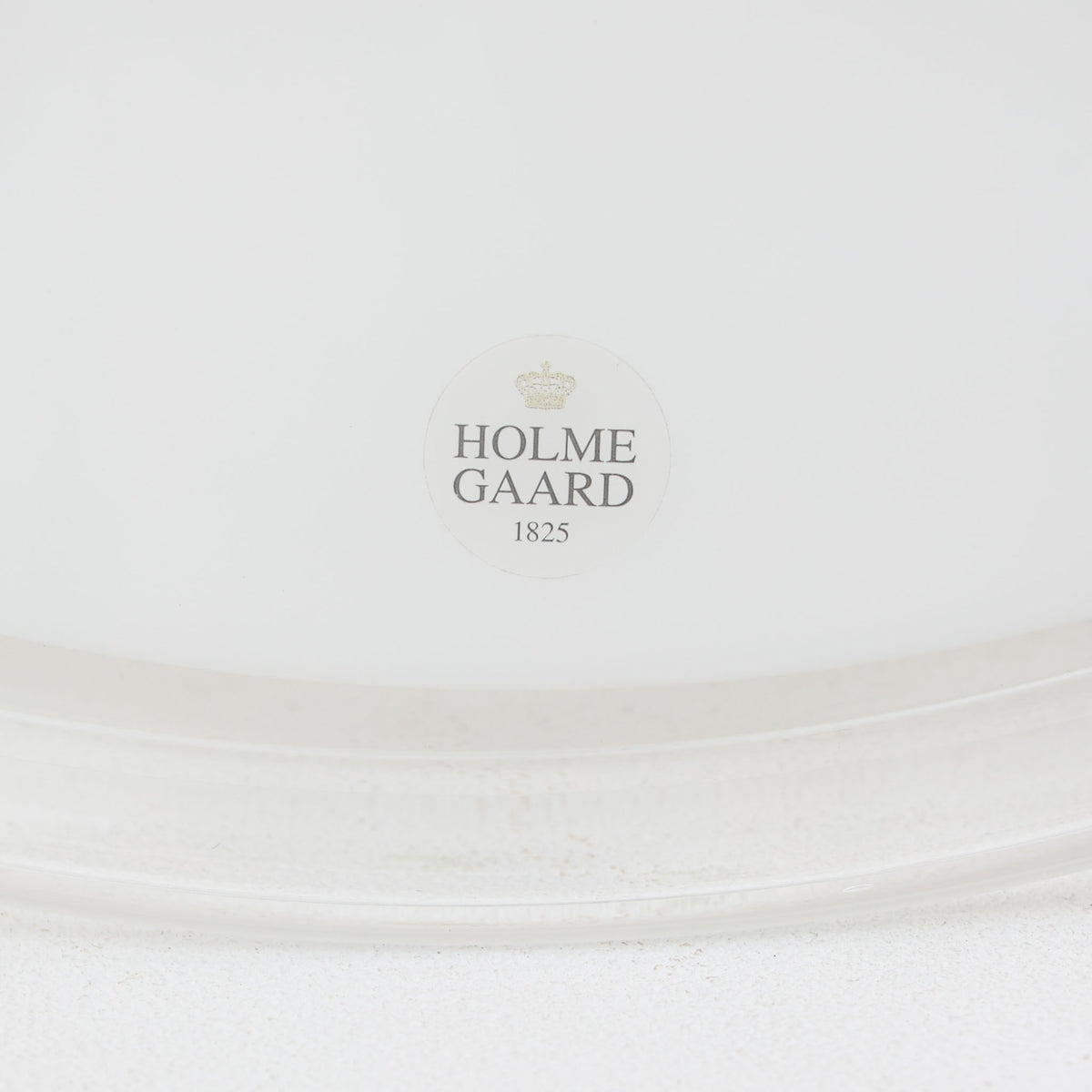 Holmegaardの「Etude」、Michael Bangによるデザインのデンマーク製ビンテージペンダントライトです。ガラスならではの滑らかな曲線を描くシェードは、中央のふくらみから裾へ大きく広がる優美なフォルムが印象的。乳白色のガラスが光を柔らかく透過し、点灯時には温かく穏やかな明かりが空間に広がります。存在感があり、ダイニングの主照明にもおすすめ。繊細なガラス造形に北欧ビンテージならではの美しさを感じられる一灯です。
