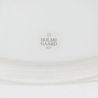 Holmegaardの「Etude」、Michael Bangによるデザインのデンマーク製ビンテージペンダントライトです。ガラスならではの滑らかな曲線を描くシェードは、中央のふくらみから裾へ大きく広がる優美なフォルムが印象的。乳白色のガラスが光を柔らかく透過し、点灯時には温かく穏やかな明かりが空間に広がります。存在感があり、ダイニングの主照明にもおすすめ。繊細なガラス造形に北欧ビンテージならではの美しさを感じられる一灯です。