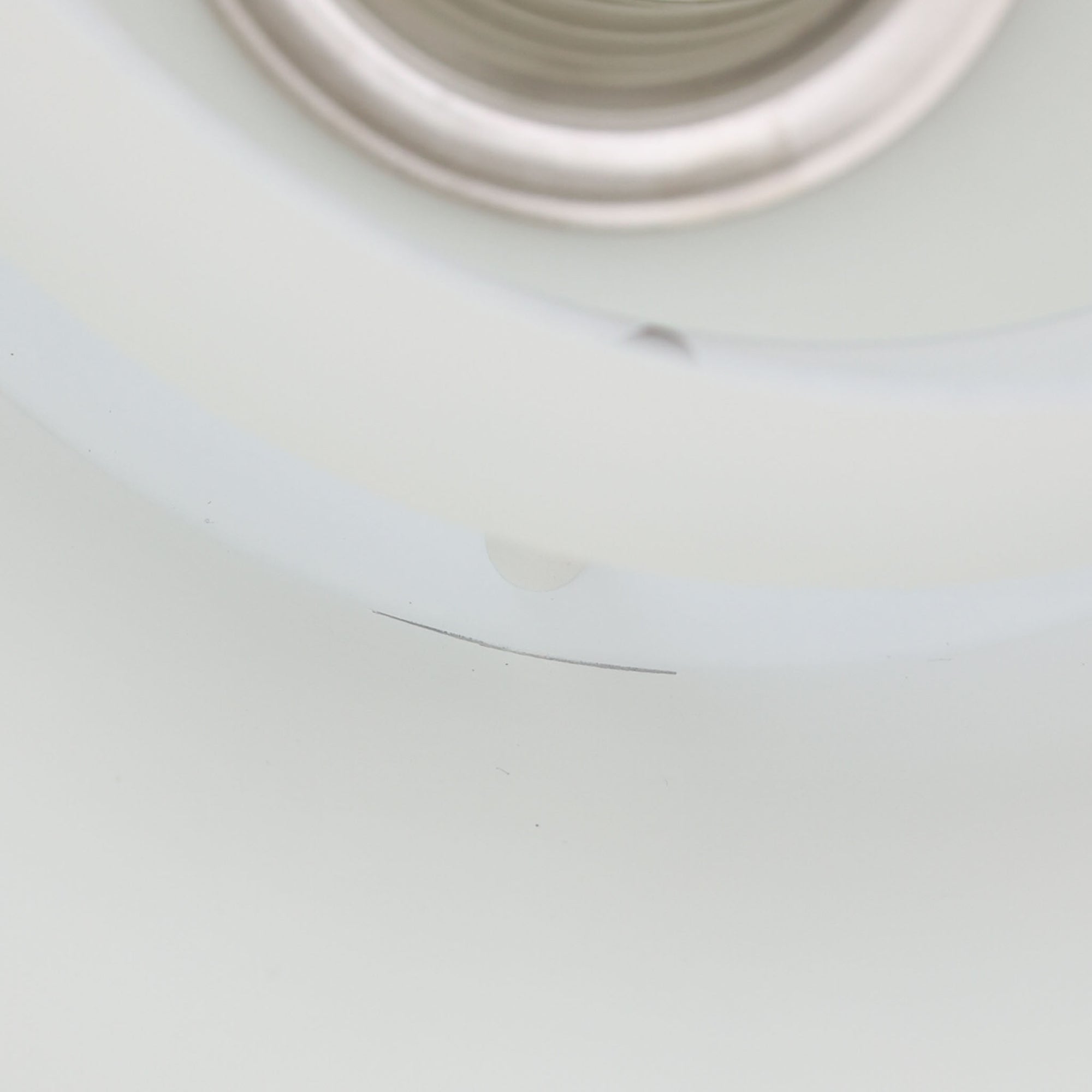 デンマークの照明メーカーTop Lamperが手掛けた「Model 744」ペンダントライト。アルミ製シェードを幾重にも重ねた北欧照明らしい構造が特徴で、光源を直接見せずに柔らかな光を広げる設計が魅力です。直径27cmの扱いやすいサイズながら、洗練されたフォルムが空間に上品な存在感をもたらします。ダイニングやキッチンカウンターはもちろん、複数灯でのコーディネートにもおすすめ。シンプルな造形の中に機能美が息づく、北欧ビンテージならではの一灯です。