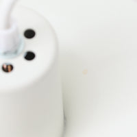 デンマークの照明メーカーTop Lamperが手掛けた「Model 744」ペンダントライト。アルミ製シェードを幾重にも重ねた北欧照明らしい構造が特徴で、光源を直接見せずに柔らかな光を広げる設計が魅力です。直径27cmの扱いやすいサイズながら、洗練されたフォルムが空間に上品な存在感をもたらします。ダイニングやキッチンカウンターはもちろん、複数灯でのコーディネートにもおすすめ。シンプルな造形の中に機能美が息づく、北欧ビンテージならではの一灯です。