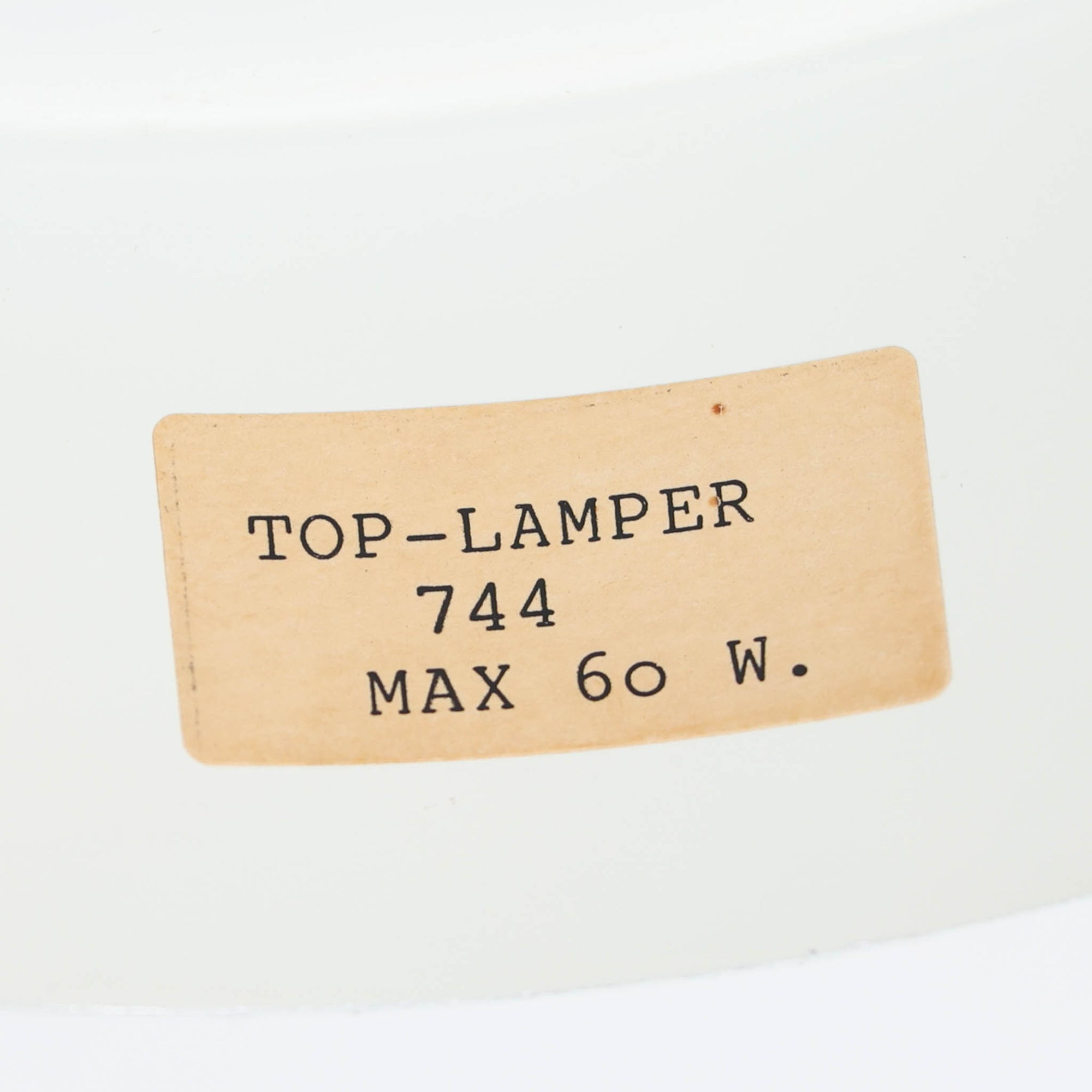 デンマークの照明メーカーTop Lamperが手掛けた「Model 744」ペンダントライト。アルミ製シェードを幾重にも重ねた北欧照明らしい構造が特徴で、光源を直接見せずに柔らかな光を広げる設計が魅力です。直径27cmの扱いやすいサイズながら、洗練されたフォルムが空間に上品な存在感をもたらします。ダイニングやキッチンカウンターはもちろん、複数灯でのコーディネートにもおすすめ。シンプルな造形の中に機能美が息づく、北欧ビンテージならではの一灯です。