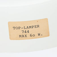 デンマークの照明メーカーTop Lamperが手掛けた「Model 744」ペンダントライト。アルミ製シェードを幾重にも重ねた北欧照明らしい構造が特徴で、光源を直接見せずに柔らかな光を広げる設計が魅力です。直径27cmの扱いやすいサイズながら、洗練されたフォルムが空間に上品な存在感をもたらします。ダイニングやキッチンカウンターはもちろん、複数灯でのコーディネートにもおすすめ。シンプルな造形の中に機能美が息づく、北欧ビンテージならではの一灯です。