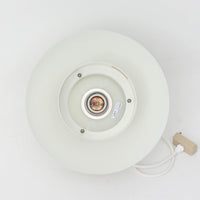 デンマークの照明メーカーTop Lamperが手掛けた「Model 744」ペンダントライト。アルミ製シェードを幾重にも重ねた北欧照明らしい構造が特徴で、光源を直接見せずに柔らかな光を広げる設計が魅力です。直径27cmの扱いやすいサイズながら、洗練されたフォルムが空間に上品な存在感をもたらします。ダイニングやキッチンカウンターはもちろん、複数灯でのコーディネートにもおすすめ。シンプルな造形の中に機能美が息づく、北欧ビンテージならではの一灯です。