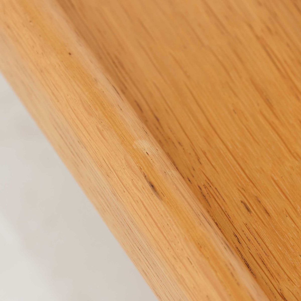 Hans J. Wegnerがデザインし、PP Moblerが製造したAT45のキャスターワゴンです。明るく温かなオーク材を用い、上下2段の棚板と四隅のキャスターを組み合わせた、移動性に優れた実用的な構成が特徴。上段には持ち手を兼ねる開口部が設けられ、緩やかに湾曲する側板や丸みのある支柱など、ウェグナーらしい柔らかな造形と丁寧な木工技術が感じられます。経年によって深まった木肌を楽しみながら、キッチンやダイニング、リビングで配膳や収納に活躍する一台です。