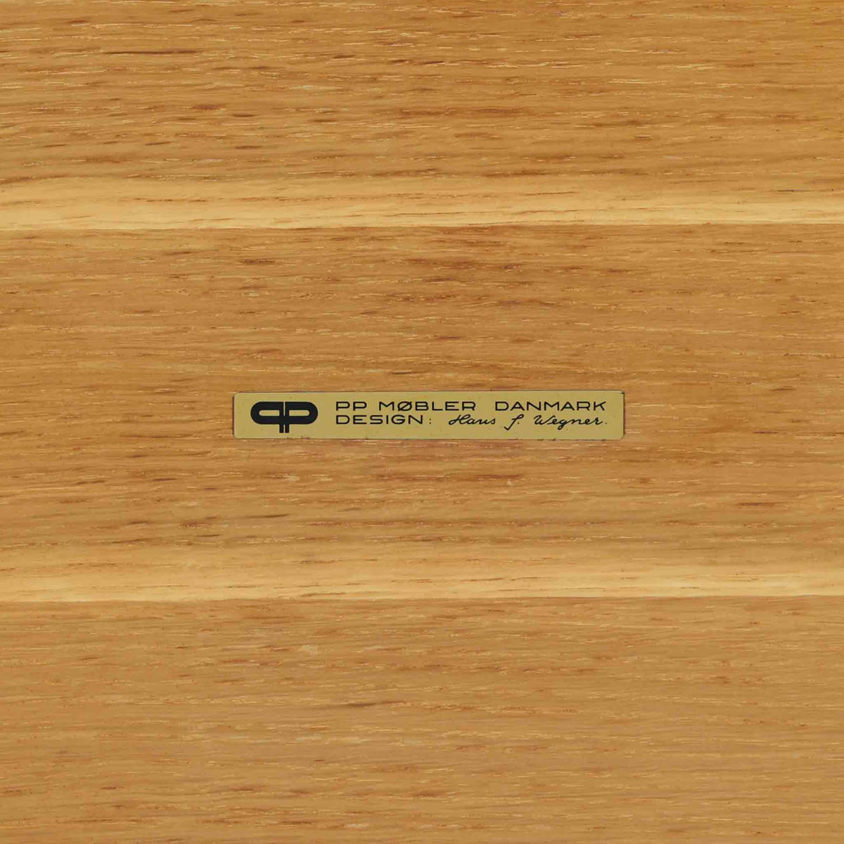 Hans J. Wegnerがデザインし、PP Moblerが製造したAT45のキャスターワゴンです。明るく温かなオーク材を用い、上下2段の棚板と四隅のキャスターを組み合わせた、移動性に優れた実用的な構成が特徴。上段には持ち手を兼ねる開口部が設けられ、緩やかに湾曲する側板や丸みのある支柱など、ウェグナーらしい柔らかな造形と丁寧な木工技術が感じられます。経年によって深まった木肌を楽しみながら、キッチンやダイニング、リビングで配膳や収納に活躍する一台です。