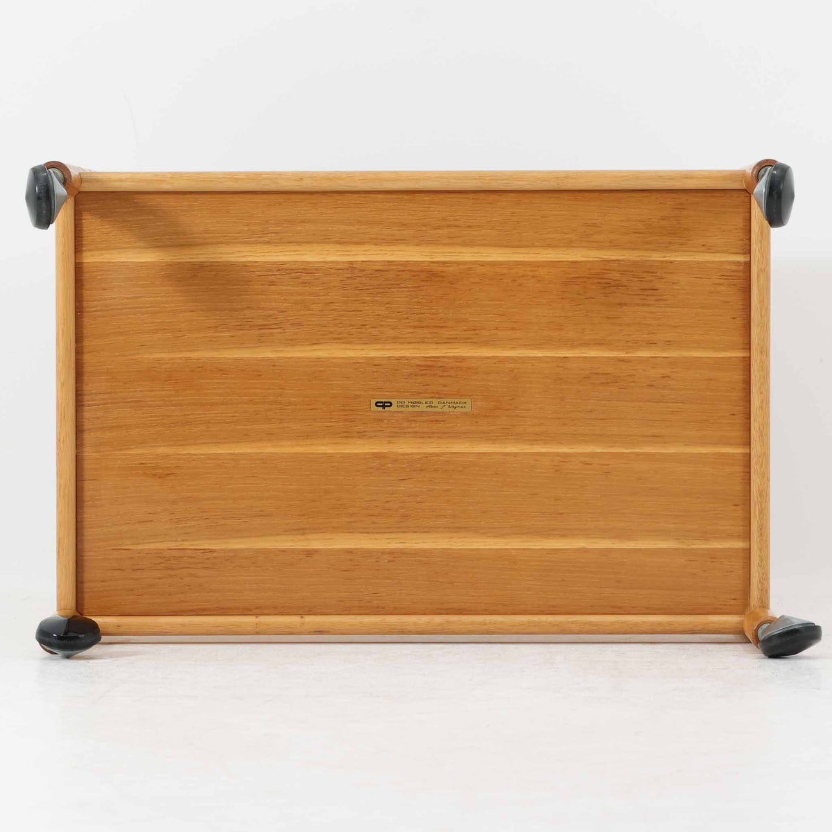 Hans J. Wegnerがデザインし、PP Moblerが製造したAT45のキャスターワゴンです。明るく温かなオーク材を用い、上下2段の棚板と四隅のキャスターを組み合わせた、移動性に優れた実用的な構成が特徴。上段には持ち手を兼ねる開口部が設けられ、緩やかに湾曲する側板や丸みのある支柱など、ウェグナーらしい柔らかな造形と丁寧な木工技術が感じられます。経年によって深まった木肌を楽しみながら、キッチンやダイニング、リビングで配膳や収納に活躍する一台です。