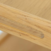 Hans J. Wegnerがデザインし、PP Moblerが製造したAT45のキャスターワゴンです。明るく温かなオーク材を用い、上下2段の棚板と四隅のキャスターを組み合わせた、移動性に優れた実用的な構成が特徴。上段には持ち手を兼ねる開口部が設けられ、緩やかに湾曲する側板や丸みのある支柱など、ウェグナーらしい柔らかな造形と丁寧な木工技術が感じられます。経年によって深まった木肌を楽しみながら、キッチンやダイニング、リビングで配膳や収納に活躍する一台です。