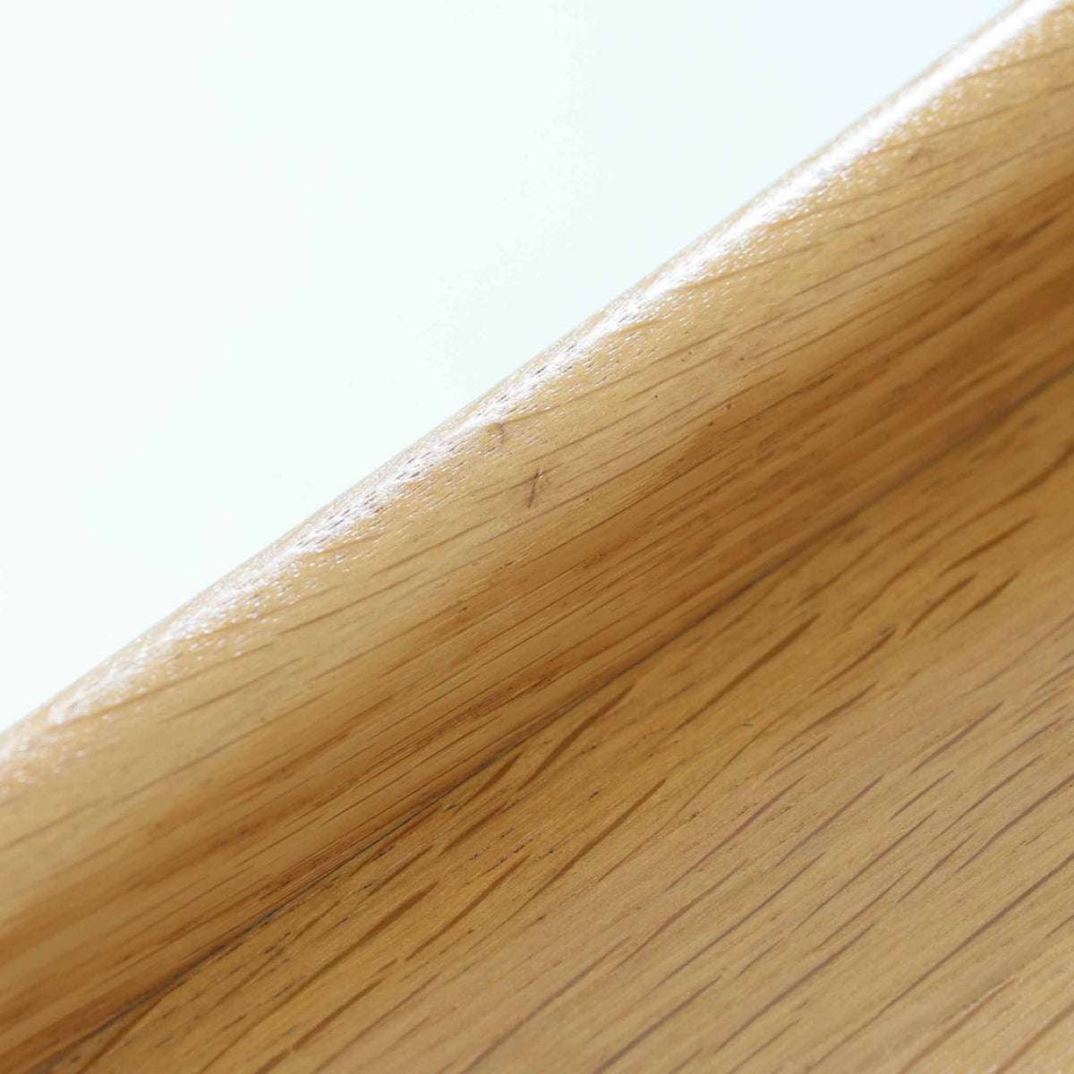 Hans J. Wegnerがデザインし、PP Moblerが製造したAT45のキャスターワゴンです。明るく温かなオーク材を用い、上下2段の棚板と四隅のキャスターを組み合わせた、移動性に優れた実用的な構成が特徴。上段には持ち手を兼ねる開口部が設けられ、緩やかに湾曲する側板や丸みのある支柱など、ウェグナーらしい柔らかな造形と丁寧な木工技術が感じられます。経年によって深まった木肌を楽しみながら、キッチンやダイニング、リビングで配膳や収納に活躍する一台です。