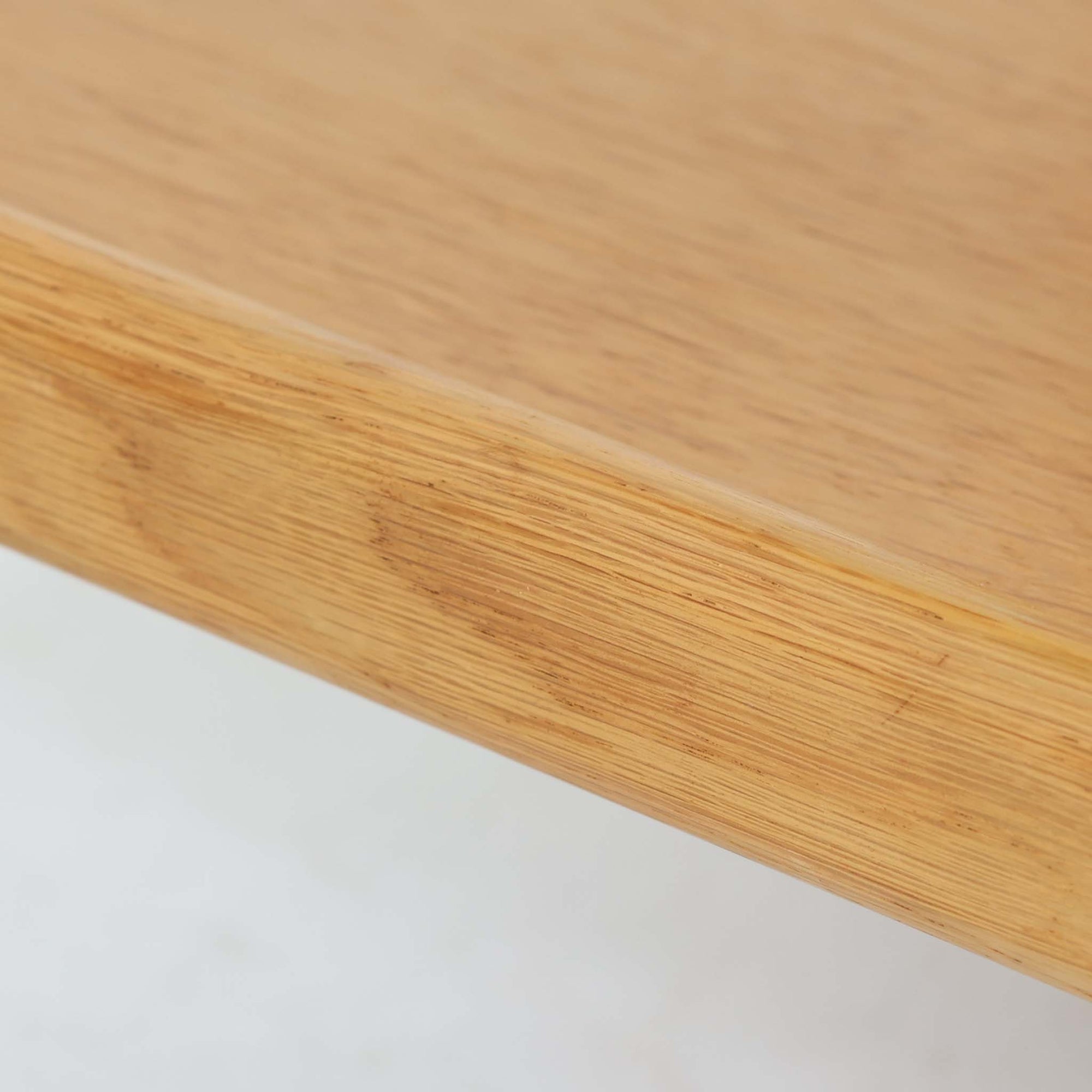 Hans J. Wegnerがデザインし、PP Moblerが製造したAT45のキャスターワゴンです。明るく温かなオーク材を用い、上下2段の棚板と四隅のキャスターを組み合わせた、移動性に優れた実用的な構成が特徴。上段には持ち手を兼ねる開口部が設けられ、緩やかに湾曲する側板や丸みのある支柱など、ウェグナーらしい柔らかな造形と丁寧な木工技術が感じられます。経年によって深まった木肌を楽しみながら、キッチンやダイニング、リビングで配膳や収納に活躍する一台です。