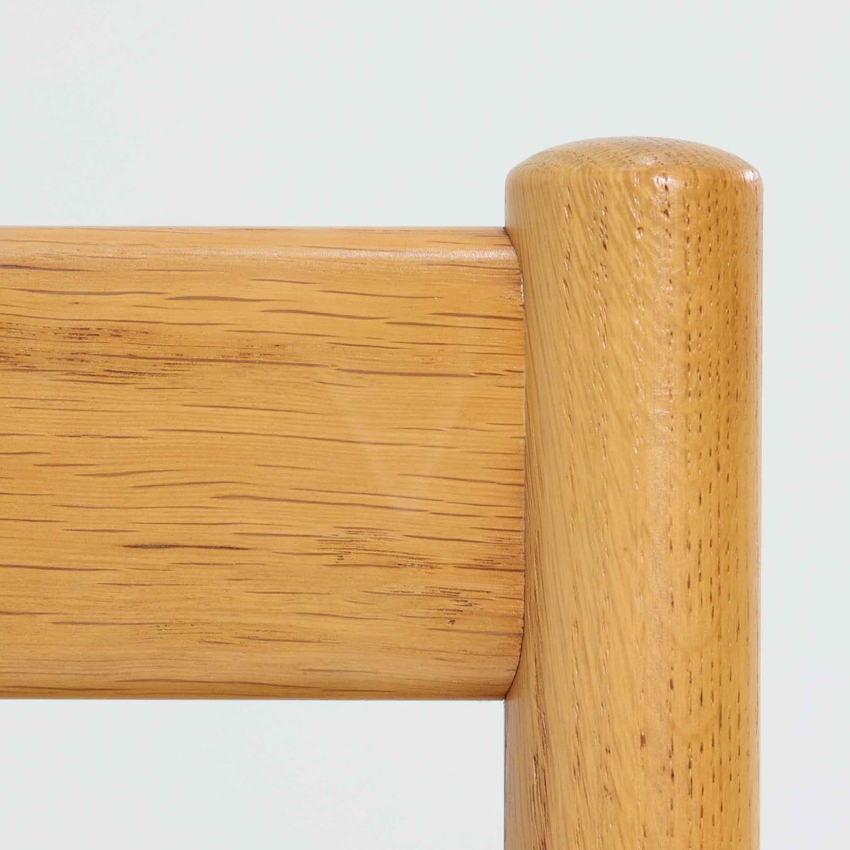 Hans J. Wegnerがデザインし、PP Moblerが製造したAT45のキャスターワゴンです。明るく温かなオーク材を用い、上下2段の棚板と四隅のキャスターを組み合わせた、移動性に優れた実用的な構成が特徴。上段には持ち手を兼ねる開口部が設けられ、緩やかに湾曲する側板や丸みのある支柱など、ウェグナーらしい柔らかな造形と丁寧な木工技術が感じられます。経年によって深まった木肌を楽しみながら、キッチンやダイニング、リビングで配膳や収納に活躍する一台です。