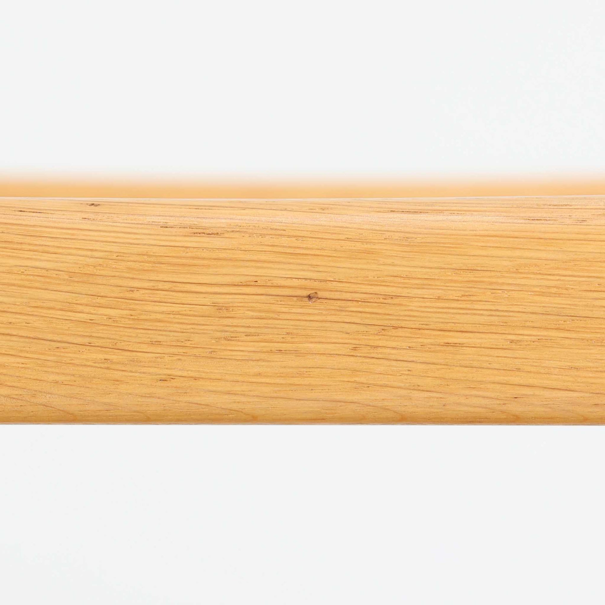 Hans J. Wegnerがデザインし、PP Moblerが製造したAT45のキャスターワゴンです。明るく温かなオーク材を用い、上下2段の棚板と四隅のキャスターを組み合わせた、移動性に優れた実用的な構成が特徴。上段には持ち手を兼ねる開口部が設けられ、緩やかに湾曲する側板や丸みのある支柱など、ウェグナーらしい柔らかな造形と丁寧な木工技術が感じられます。経年によって深まった木肌を楽しみながら、キッチンやダイニング、リビングで配膳や収納に活躍する一台です。