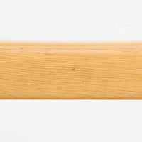 Hans J. Wegnerがデザインし、PP Moblerが製造したAT45のキャスターワゴンです。明るく温かなオーク材を用い、上下2段の棚板と四隅のキャスターを組み合わせた、移動性に優れた実用的な構成が特徴。上段には持ち手を兼ねる開口部が設けられ、緩やかに湾曲する側板や丸みのある支柱など、ウェグナーらしい柔らかな造形と丁寧な木工技術が感じられます。経年によって深まった木肌を楽しみながら、キッチンやダイニング、リビングで配膳や収納に活躍する一台です。