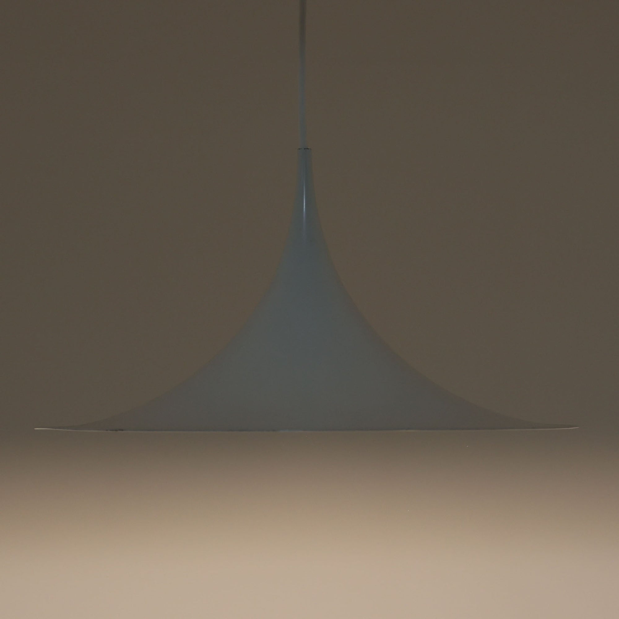 Fog &amp; Morupの「Semi」、Claus Bonderup &amp; Torsten Thorupによるデザインのデンマーク製ビンテージペンダントライトです。アルミ製のシェードは、中心から裾へ向かって大きく弧を描くシャープで流麗なフォルムが特徴。無駄を削ぎ落とした造形は見る角度によって印象が変わり、ワイドなシェードから下方へ広がる光が空間を心地よく照らします。ダイニングテーブル上などに取り入れやすく、北欧モダンらしい存在感を楽しめる一灯です。