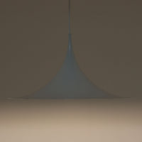 Fog & Morupの「Semi」、Claus Bonderup & Torsten Thorupによるデザインのデンマーク製ビンテージペンダントライトです。アルミ製のシェードは、中心から裾へ向かって大きく弧を描くシャープで流麗なフォルムが特徴。無駄を削ぎ落とした造形は見る角度によって印象が変わり、ワイドなシェードから下方へ広がる光が空間を心地よく照らします。ダイニングテーブル上などに取り入れやすく、北欧モダンらしい存在感を楽しめる一灯です。