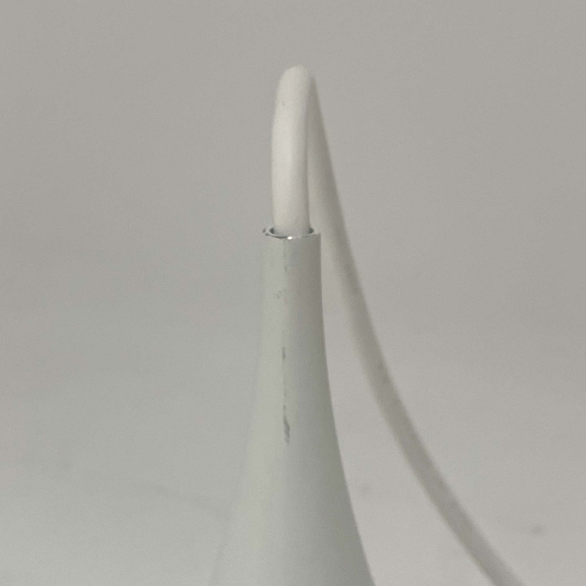 Fog &amp; Morupの「Semi」、Claus Bonderup &amp; Torsten Thorupによるデザインのデンマーク製ビンテージペンダントライトです。アルミ製のシェードは、中心から裾へ向かって大きく弧を描くシャープで流麗なフォルムが特徴。無駄を削ぎ落とした造形は見る角度によって印象が変わり、ワイドなシェードから下方へ広がる光が空間を心地よく照らします。ダイニングテーブル上などに取り入れやすく、北欧モダンらしい存在感を楽しめる一灯です。