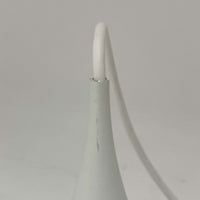 Fog & Morupの「Semi」、Claus Bonderup & Torsten Thorupによるデザインのデンマーク製ビンテージペンダントライトです。アルミ製のシェードは、中心から裾へ向かって大きく弧を描くシャープで流麗なフォルムが特徴。無駄を削ぎ落とした造形は見る角度によって印象が変わり、ワイドなシェードから下方へ広がる光が空間を心地よく照らします。ダイニングテーブル上などに取り入れやすく、北欧モダンらしい存在感を楽しめる一灯です。