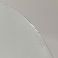 Fog & Morupの「Semi」、Claus Bonderup & Torsten Thorupによるデザインのデンマーク製ビンテージペンダントライトです。アルミ製のシェードは、中心から裾へ向かって大きく弧を描くシャープで流麗なフォルムが特徴。無駄を削ぎ落とした造形は見る角度によって印象が変わり、ワイドなシェードから下方へ広がる光が空間を心地よく照らします。ダイニングテーブル上などに取り入れやすく、北欧モダンらしい存在感を楽しめる一灯です。