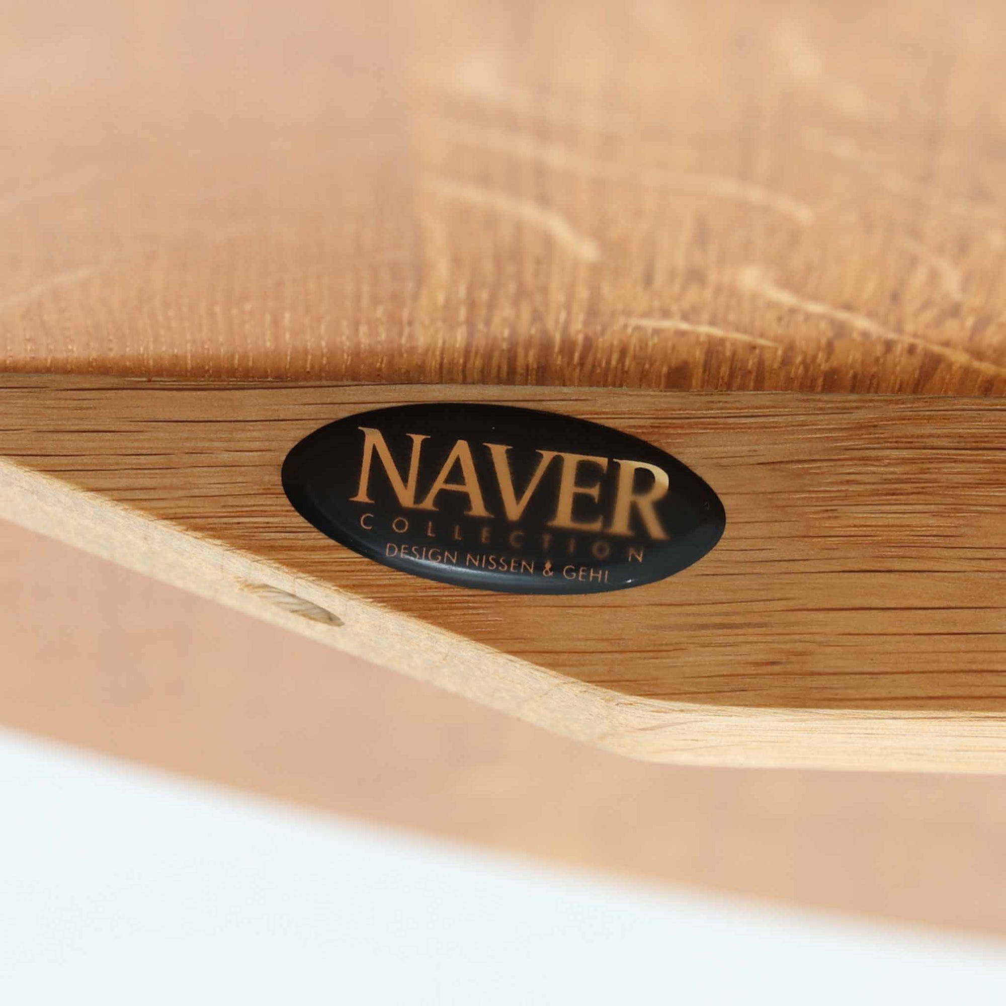 Nissen &amp; Gehlがデザインし、Aksel Kjersgaardが製造したオーク無垢材のセンターテーブルです。楕円形の天板に細身の金属脚を組み合わせた、木と金属のコントラストが印象的な構成で、幅137cmながら軽やかな佇まいに仕上げられています。無垢材ならではの豊かな木目と厚みのある天板、シャープな脚部の対比に洗練された職人技が感じられ、経年による穏やかな風合いとともに、リビングの中心で上品な存在感を放つ一台です。