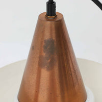 デンマーク製のビンテージペンダントライトです。スチール製のシェードを上下に重ね、下部にガラスを組み合わせた特徴的な構造で、シェードの隙間から漏れる光とガラスを透過する光が柔らかな表情を生み出します。ブラックを基調に上部の落ち着いたブラウン系カラーがアクセントとなり、直径21cmのコンパクトなサイズながら造形的な存在感があります。ダイニングやキッチン、玄関などのポイント照明にも取り入れやすく、素材の経年変化も含めてビンテージならではの趣を楽しめる一灯です。