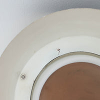 デンマーク製のビンテージペンダントライトです。スチール製のシェードを上下に重ね、下部にガラスを組み合わせた特徴的な構造で、シェードの隙間から漏れる光とガラスを透過する光が柔らかな表情を生み出します。ブラックを基調に上部の落ち着いたブラウン系カラーがアクセントとなり、直径21cmのコンパクトなサイズながら造形的な存在感があります。ダイニングやキッチン、玄関などのポイント照明にも取り入れやすく、素材の経年変化も含めてビンテージならではの趣を楽しめる一灯です。