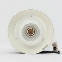 デンマーク製のビンテージペンダントライトです。スチール製のシェードを上下に重ね、下部にガラスを組み合わせた特徴的な構造で、シェードの隙間から漏れる光とガラスを透過する光が柔らかな表情を生み出します。ブラックを基調に上部の落ち着いたブラウン系カラーがアクセントとなり、直径21cmのコンパクトなサイズながら造形的な存在感があります。ダイニングやキッチン、玄関などのポイント照明にも取り入れやすく、素材の経年変化も含めてビンテージならではの趣を楽しめる一灯です。