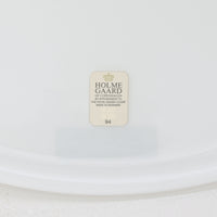 Holmegaardの「Mandarin」、Michael Bangによるデザインのデンマーク製ビンテージペンダントライトです。乳白色のガラスを用い、すらりと伸びたネックから裾へ向かって滑らかに広がる優美なフォルムが特徴。直径30cmと取り入れやすいサイズで、点灯するとガラス越しに柔らかな光が広がり、温かみのある空間を演出します。消灯時にも美しい造形が際立ち、ダイニングやリビング、寝室などのアクセントとしても存在感を楽しめる一灯です。