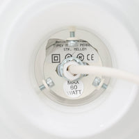 Holmegaardの「MYTHOS」、Sidse Wernerによるデザインのデンマーク製ビンテージペンダントライトです。乳白色とクリア部分を組み合わせたガラスシェードは、細長いネックから段状の造形を経て大きく広がる端正なフォルムが特徴。点灯すると中央部を中心に柔らかな光が広がり、ガラスならではの透明感と奥行きのある表情を楽しめます。程よい存在感があり、ダイニングやリビングのアクセントにも映える一灯です。