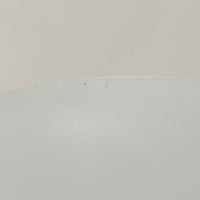 Fog & Morupの「Semi」、Claus Bonderup & Torsten Thorupによるデザインのデンマーク製ビンテージペンダントライトです。アルミ製のシェードは、中心から裾へ向かって大きく弧を描くシャープで流麗なフォルムが特徴。無駄を削ぎ落とした造形は見る角度によって印象が変わり、ワイドなシェードから下方へ広がる光が空間を心地よく照らします。ダイニングテーブル上などに取り入れやすく、北欧モダンらしい存在感を楽しめる一灯です。