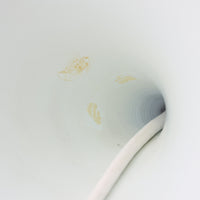 Fog & Morupの「Semi」、Claus Bonderup & Torsten Thorupによるデザインのデンマーク製ビンテージペンダントライトです。アルミ製のシェードは、中心から裾へ向かって大きく弧を描くシャープで流麗なフォルムが特徴。無駄を削ぎ落とした造形は見る角度によって印象が変わり、ワイドなシェードから下方へ広がる光が空間を心地よく照らします。ダイニングテーブル上などに取り入れやすく、北欧モダンらしい存在感を楽しめる一灯です。