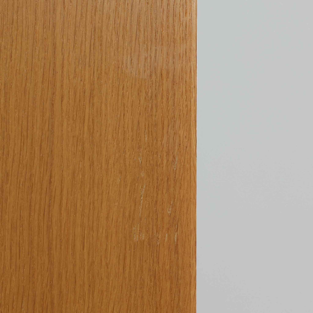 オーク材の明るく穏やかな木目を生かした、北欧ビンテージのハイブックシェルフです。左右2列に分けた端正な構成と、細身の棚板による軽やかな佇まいが特徴で、高さのある収納家具ながら圧迫感を抑えたデザインに仕上げられています。幅121cmのゆとりあるサイズで収納力も高く、書籍はもちろん、器やオブジェ、コレクションなどを飾るディスプレイ棚としても活躍します。年月を重ねた木肌の風合いとシンプルな造形が調和し、幅広いインテリアに取り入れやすい一台です。