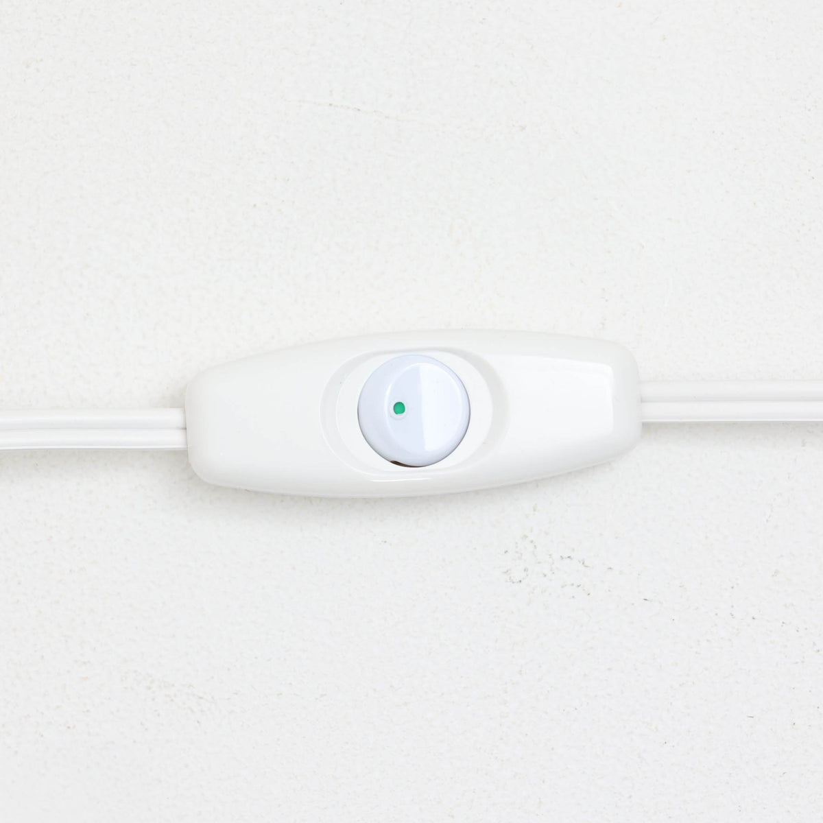 デンマークのLovemose Keramikによる陶磁器製のテーブルランプ。ふっくらと丸みを帯びたボディから細く伸びる首元へと続く、優美でバランスの取れたフォルムが印象的な一台です。ブラウンやグレーが複雑に混ざり合う釉薬には、流れるような濃淡や細かな斑点模様が現れ、陶磁器ならではの豊かな表情を楽しめます。首元と胴体の境目には連続した彫り模様が施され、素朴な風合いの中に職人の丁寧な手仕事が感じられます。シンプルなリネンシェードを組み合わせることで、点灯時には柔らかな光が広がり、落ち着いた空間を演出します。リビングのサイドボードや寝室のベッドサイドなどにおすすめの、北欧ビンテージらしい温もりと存在感を備えた照明です。