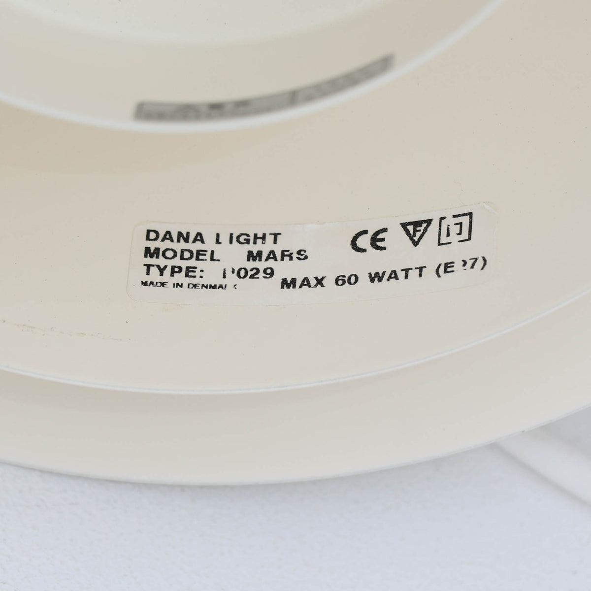 Dana Lightのデンマーク製ビンテージペンダントライトです。スチール製の複数のシェードを重ねた立体的な構造が特徴で、光源を直接見せにくくしながら、シェードの隙間や下方へ柔らかな光を広げます。アイボリー系の落ち着いた色合いと端正なフォルムは空間に馴染みやすく、ダイニングやキッチン、玄関など幅広い場所におすすめ。点灯時には各シェードに光の濃淡が生まれ、北欧ビンテージ照明ならではの温かみある佇まいを楽しめます。
