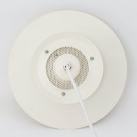 Dana Lightのデンマーク製ビンテージペンダントライトです。スチール製の複数のシェードを重ねた立体的な構造が特徴で、光源を直接見せにくくしながら、シェードの隙間や下方へ柔らかな光を広げます。アイボリー系の落ち着いた色合いと端正なフォルムは空間に馴染みやすく、ダイニングやキッチン、玄関など幅広い場所におすすめ。点灯時には各シェードに光の濃淡が生まれ、北欧ビンテージ照明ならではの温かみある佇まいを楽しめます。