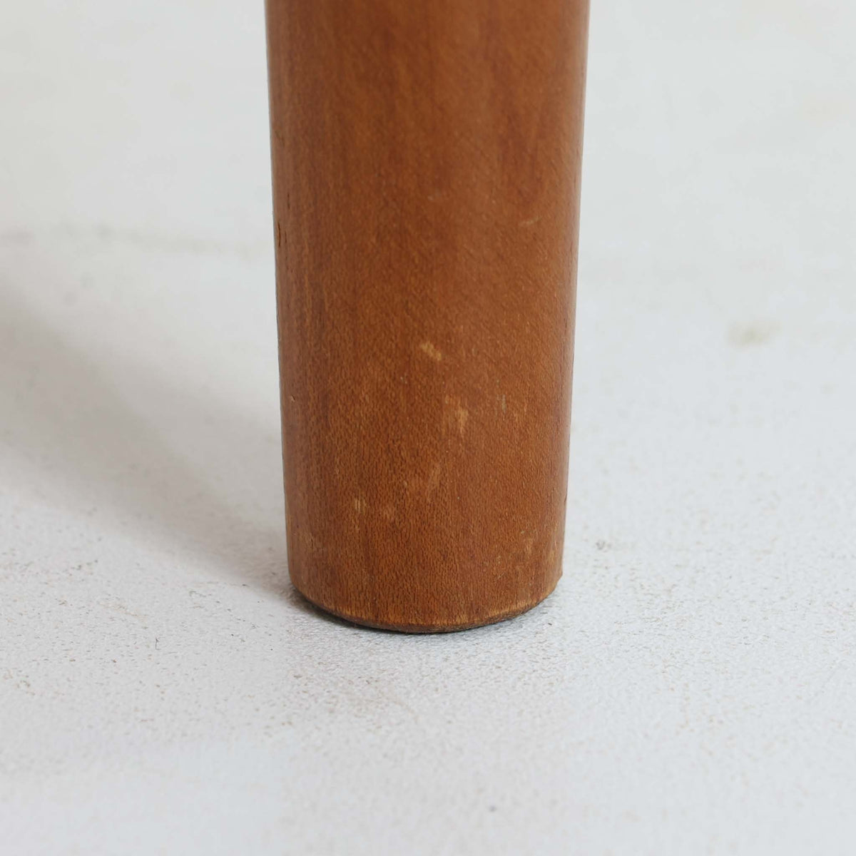 明るく柔らかな色合いのビーチ材を使用した、北欧ビンテージの蛇腹キャビネット。最大の特徴は、細い木製の部材を連ねた蛇腹式の扉で、中央の小さなつまみを左右に動かすと、扉が本体側面に沿って滑らかに収納される機能的な構造です。縦方向に連続する繊細なラインと、丸みを帯びた天板やフレームが美しく調和し、シンプルながらも職人技が感じられるデザインに仕上がっています。内部には収納物を整理しやすい棚板を備え、食器や日用品、書籍などをすっきりと収められます。すらりと伸びる脚部が軽やかな印象を添え、リビングやダイニング、書斎など、さまざまな空間に自然と馴染む一品です。