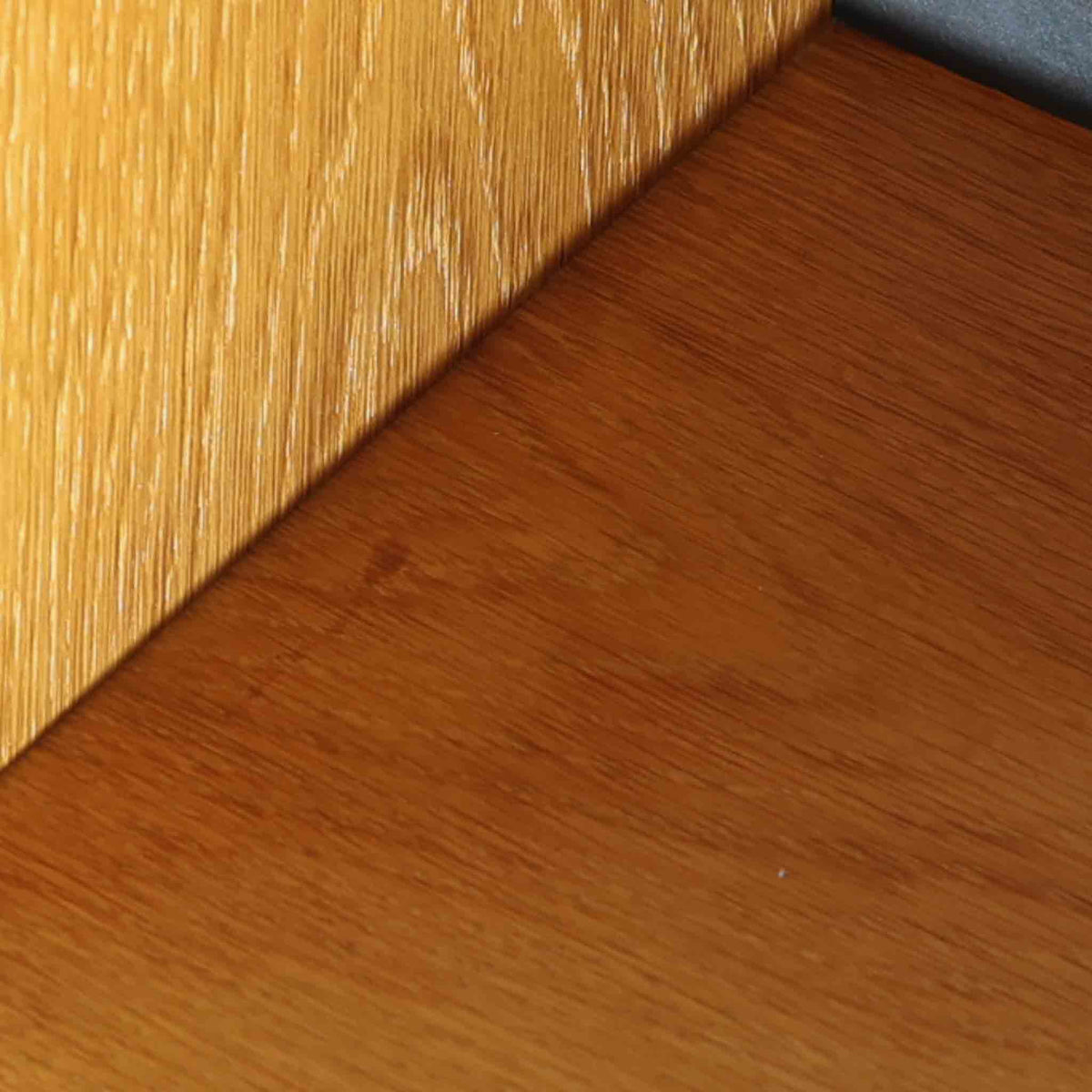 オーク材の自然な木目と温かみのある色合いを生かした、北欧ビンテージのブックシェルフです。中央の縦仕切りと棚板によって6つの収納スペースを設けた端正な構成で、背面のブラックカラーが木部との美しいコントラストを生み、収納したものを印象的に引き立てます。幅75cmと取り入れやすいサイズで、書籍の収納はもちろん、器やオブジェ、植物などを飾るディスプレイ棚にもおすすめ。シンプルな造形の中に年月を重ねた木部の風合いが感じられ、空間を落ち着いた雰囲気に整えてくれる一台です。