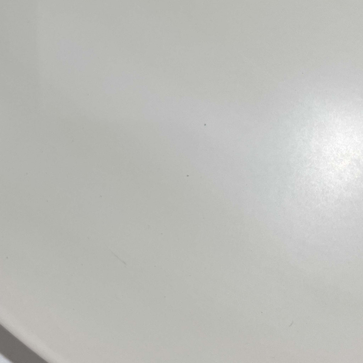Top Lamperによるデンマーク製のビンテージペンダントライトです。スチール製のシェードを幾層にも重ねた構造が特徴で、光源を直接見せにくくしながら、シェードの隙間から柔らかな光を広げる機能的なデザイン。直径37cmのバランスのよいサイズと、アイボリー系の落ち着いた色合いが空間に自然になじみます。ダイニングやリビングの主照明として取り入れやすく、精緻なシェード構成と端正な佇まいに北欧ビンテージならではの魅力を感じられる一灯です。